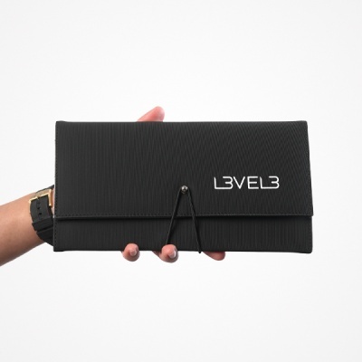 Carteira preta tipo envelope com texto L3VEL3