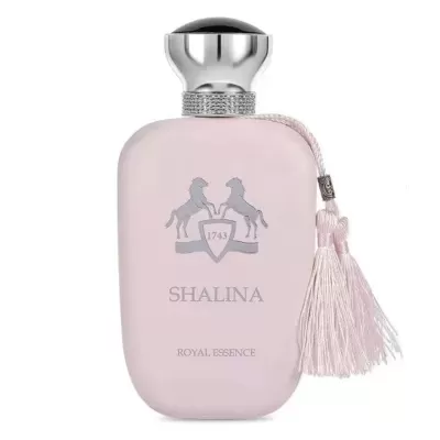 Garrafa de perfume rosa claro com tampa prateada e tassel cor de rosa