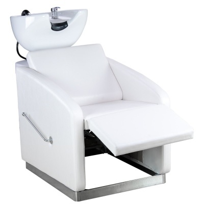 Cadeira de lavagem branca com lavatório e estrutura metálica cromada