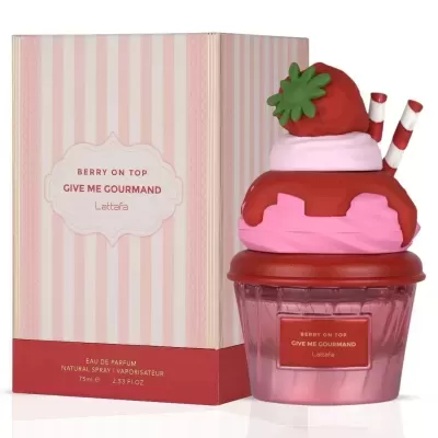 Frasco de perfume rosa em forma de cupcake com morango e caixa rosa às riscas