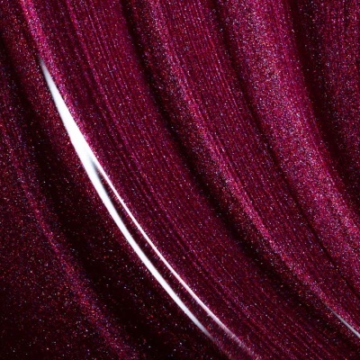 Close-up de verniz ou esmalte vinho brilhante com brilho cintilante