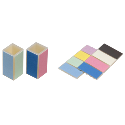 Dois moldes rectangulares coloridos e blocos de esponjas multicolor