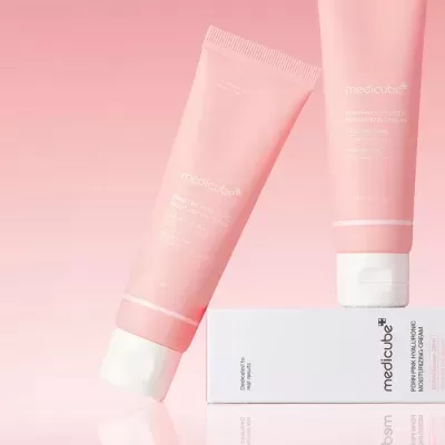 Embalagens cor-de-rosa de creme hidratante Medicube com caixa branca
