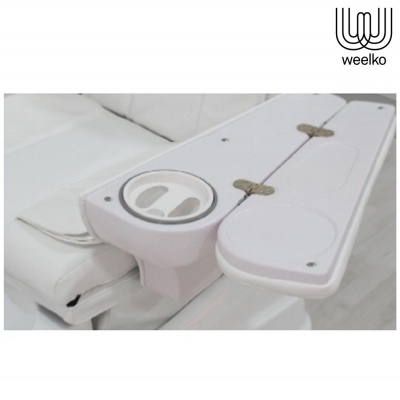 Braço acolchoado branco com apoio de copos e superfície de madeira com dobradiças