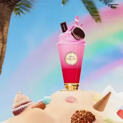 Copo alto de bebida rosa com acessórios decorativos e céu azul com arco-íris ao fundo