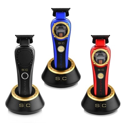 Três máquinas de barbear elétricas em preto, azul e vermelho com bases de carregamento pretas e douradas