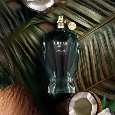 Frasco verde escuro de perfume Urban Man Amaze com tampa dourada sobre folhas e cocos
