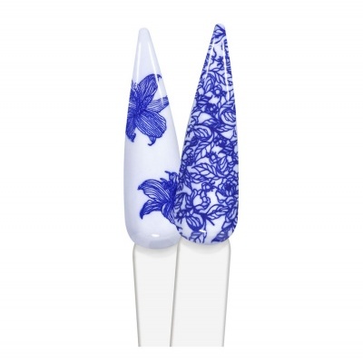 Unhas artificiais brancas com padrões florais azuis