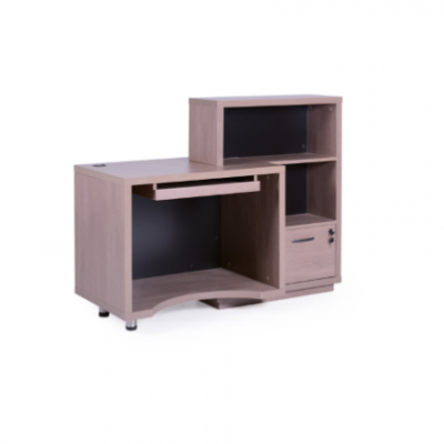 Estante em madeira clara com prateleiras, gaveta e suporte para teclado