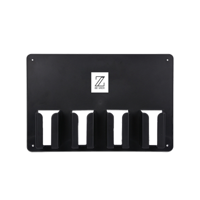 Suporte de parede em metal preto com quatro encaixes verticais e logotipo