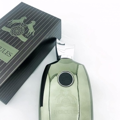 Frasco de perfume prateado e caixa preta com cavalos e texto HERCULES