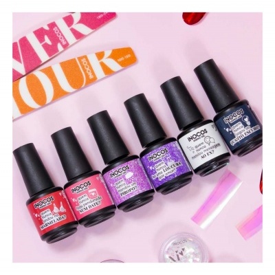 Conjunto de vernizes NOCOS em várias cores sobre superfície rosa