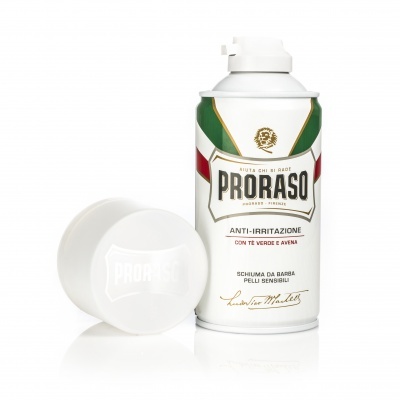 Espuma de barbear Proraso anti-irritação embalagem branca com detalhes verde e vermelho e tampa branca.