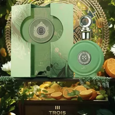 Frasco de perfume verde com caixa e limões no fundo