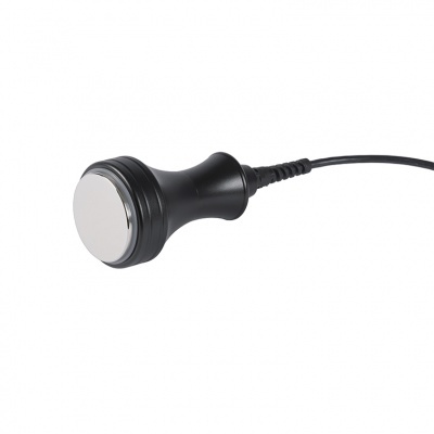 Dispositivo preto com base metálica circular e cabo preto sobre fundo branco