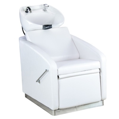 Cadeira branca para lavagem de cabelo com lavatório branco e base metálica