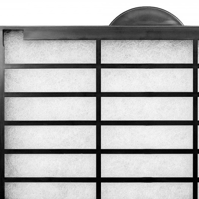 Painel decorativo com estrutura preta e fundo branco texturizado com padrões quadrados