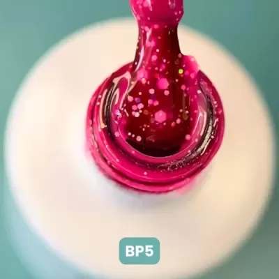 Frasco de verniz para unhas branco com verniz rosa com glitter