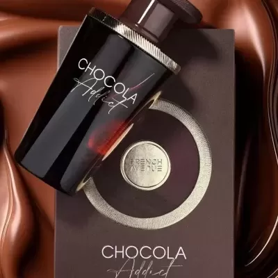 Frasco de perfume preto sobre caixa castanha com textos CHOCOLA Addict e FRENCH AVENUE