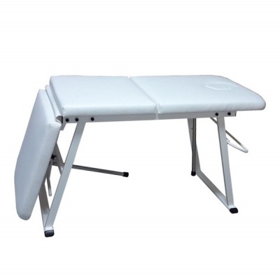 Cama de massagem dobrável branca com estrutura metálica
