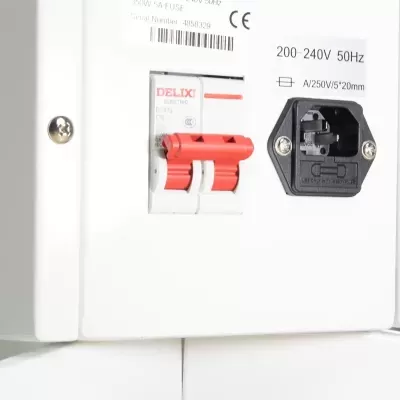 Painel elétrico branco com disjuntores vermelhos DELIXI e entrada de alimentação preta