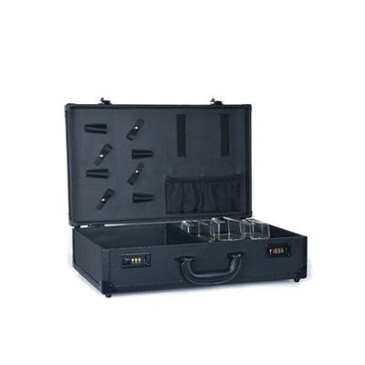 Mala preta rígida aberta com copos de vidro e compartimentos para acessórios