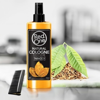 Frasco de colónia natural Red One Tabacco com folhas e pente