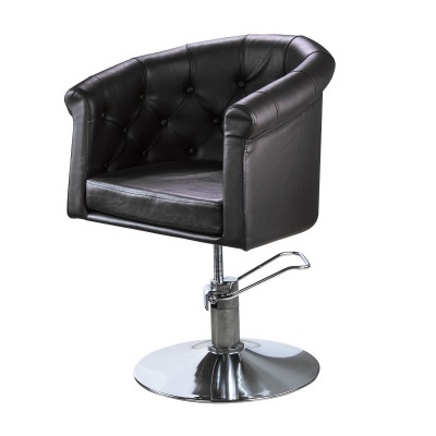 Cadeirão preto em couro com base metálica cromada