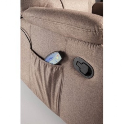 Sofá castanho com bolso lateral e comando remoto