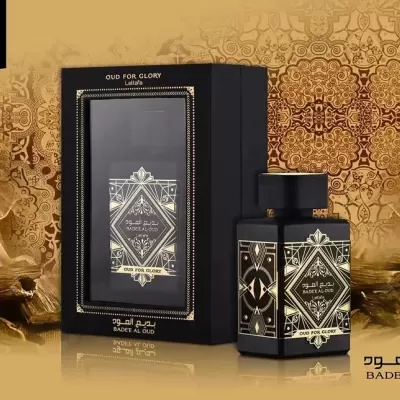 Frasco de perfume preto e dourado Badeel Al Oud com embalagem e fundo decorativo dourado