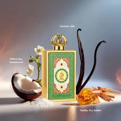 Frasco de perfume dourado com decoração verde e vermelha, rodeado por ingredientes naturais