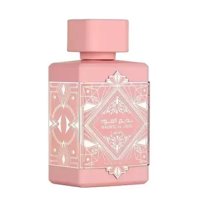Frasco de perfume cor-de-rosa com rótulo decorativo branco e dourado