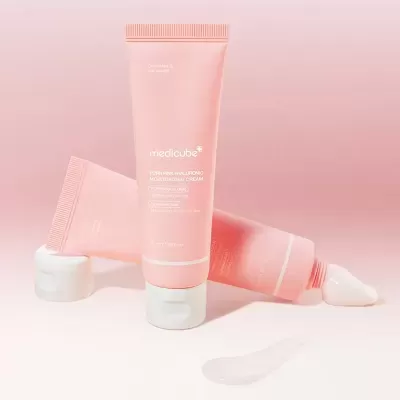Creme hidratante Medicube Porein Pink Hyaluronic com fundo rosa claro