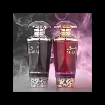Duas garrafas de perfume MIRAJ, uma preta e outra vermelha, com tampas ornamentadas e base texturizada