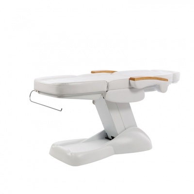 Cadeira clínica branca com estofos acolchoados e apoios de braço em madeira