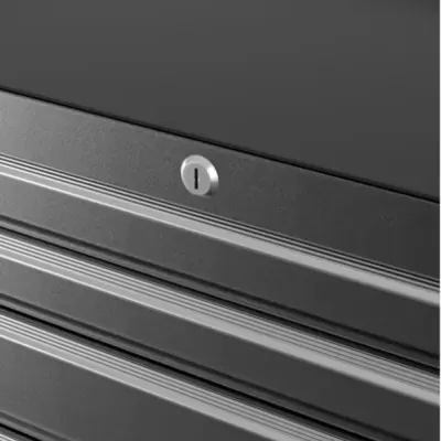 Fechadura metálica num painel preto com faixas horizontais prateadas.