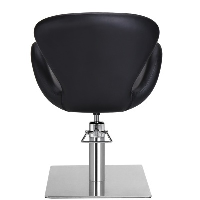 Cadeira de salão preta com base metálica quadrada