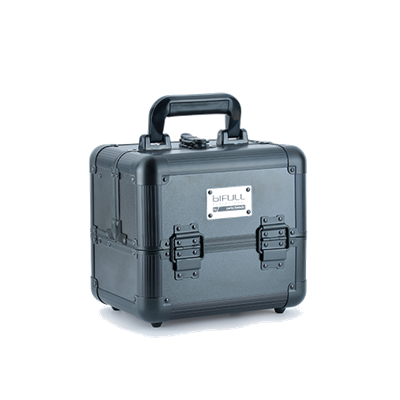 Mala rígida preta com pega e fechaduras