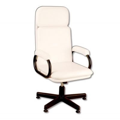 Cadeira de escritório branca com braços acolchoados e base preta giratória.