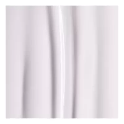 tecido branco liso com dobras verticais e brilho suave