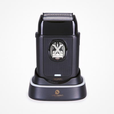 Aparelho de barbear elétrico preto com suporte base em fundo branco