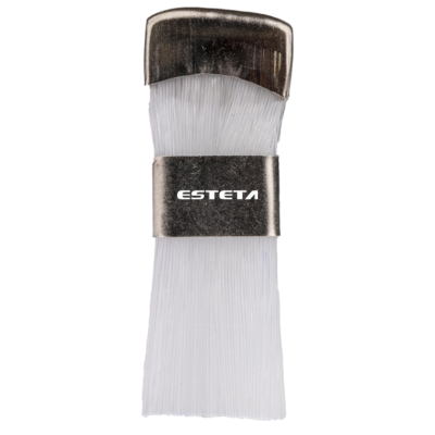 Escova com cerdas brancas e cabo metálico com o texto ESTETA.