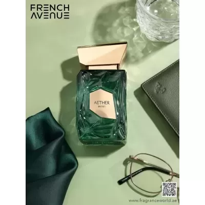 Frasco de fragrância AETHER AMYTHYST em vidro verde com tampa dourada em superfície verde clara com acessórios.