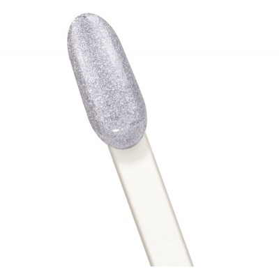 Amostra de verniz de unhas prateado glitter numa paleta branca