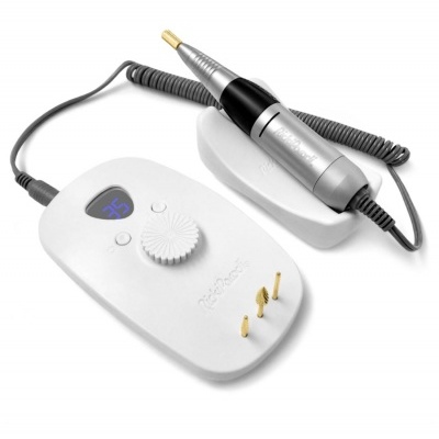 Aparelho elétrico para manicure branco com punho prateado e visor digital azul