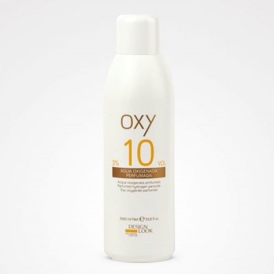 Frasco branco de plástico com rótulo OXY 10 VOL 3% de água oxigenada perfumada