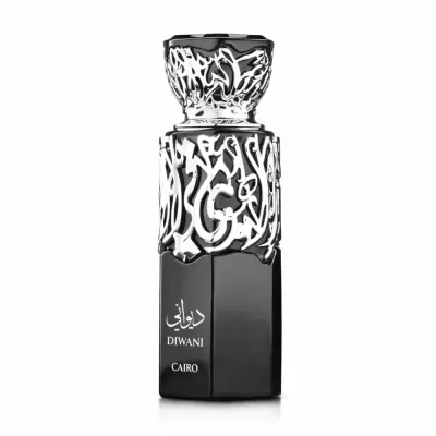 Frasco de perfume preto e prateado com detalhes ornamentais e textos DIWANI e CAIRO.
