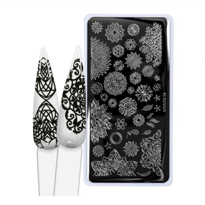 Placa metálica para carimbos de unhas com desenhos florais e geométricos e duas amostras de unhas decoradas.