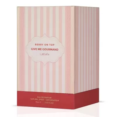 Embalagem de perfume rosa e vermelha com texto BERRY ON TOP GIVE ME GOURMAND Lattafa
