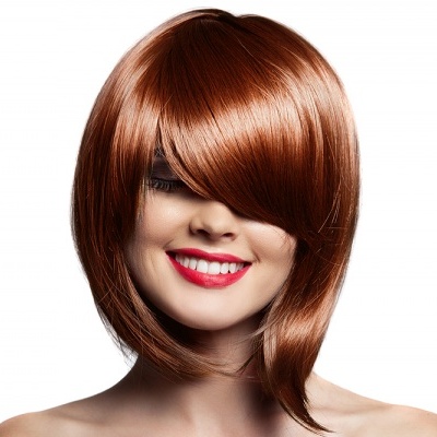 Mulher com peruca castanha corte bob e franjas, sorriso com batom vermelho